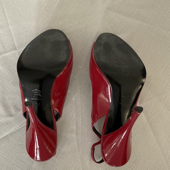 Classic patent leather sling back peepedtoe pumps in Deep red colour. - Picture 4 of 5